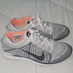 Women's Nike Free 5.0 Sz 7 (grey and black)